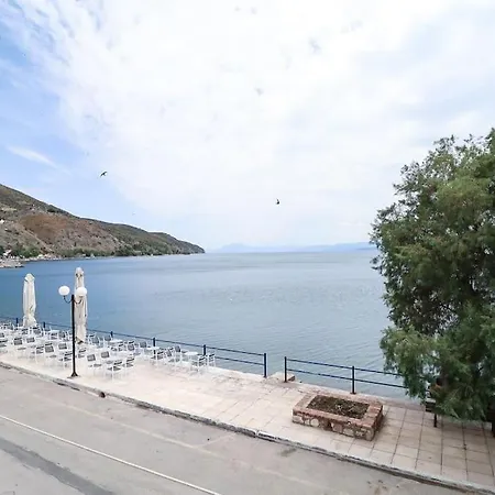 κοράλι, μεζονέτα στην παραλία λίμνης Límni
