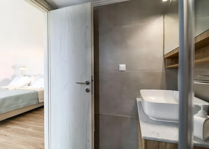 κοράλι, μεζονέτα στην παραλία λίμνης Limni (Evia)